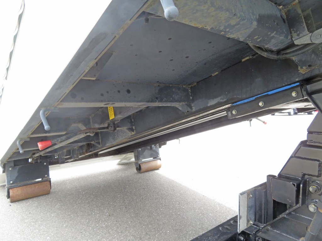 荷台下部周辺に軽いサビがあります。|日野 レンジャー 2KG-FC2ABA(2WD)の写真20