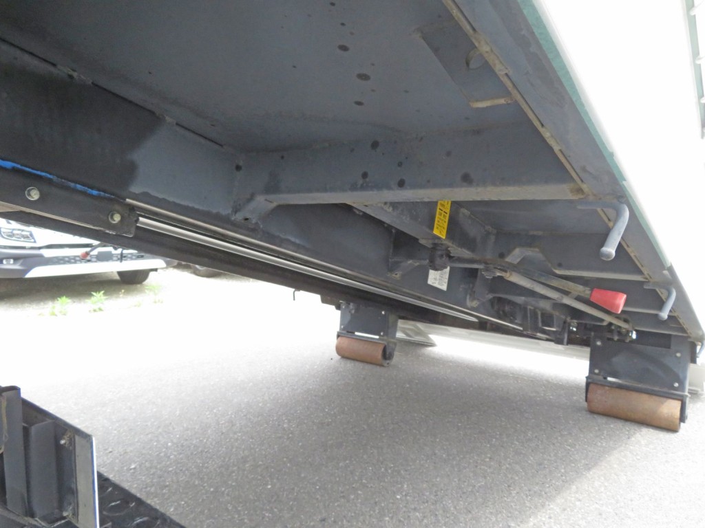 荷台下部周辺に軽いサビがあります。|日野 レンジャー 2KG-FC2ABA(2WD)の写真21