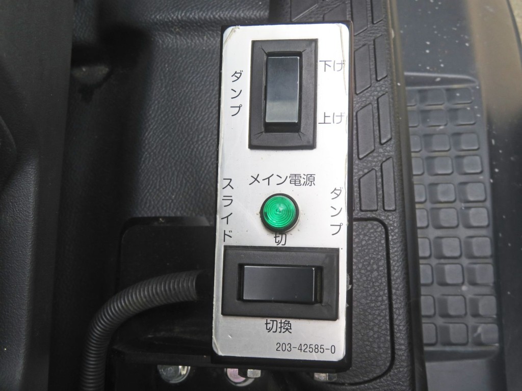 上物切り替えスイッチとダンプ作動スイッチです。|日野 レンジャー 2KG-FC2ABA(2WD)の写真24