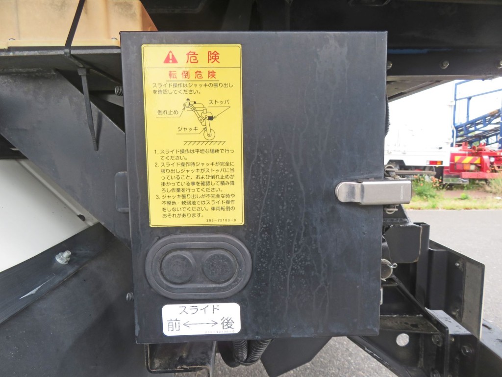 セーフティの操作スイッチです。|日野 レンジャー 2KG-FC2ABA(2WD)の写真25