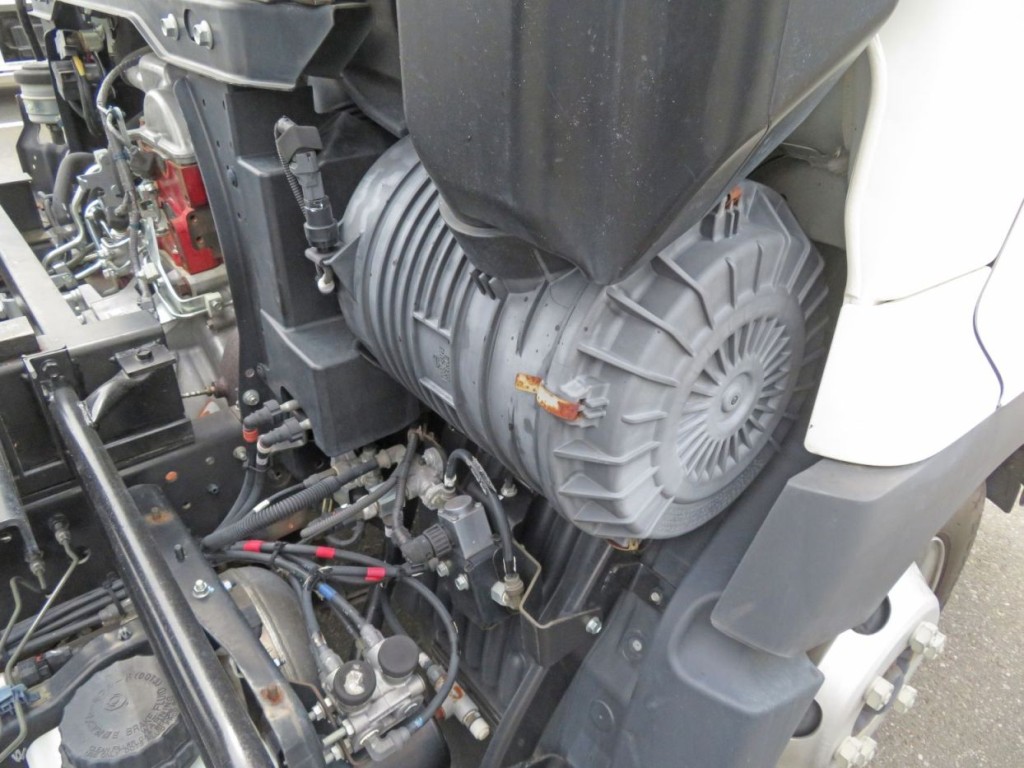 エアークリーナーボックスに色あせがあります。|日野 レンジャー 2KG-FC2ABA(2WD)の写真36
