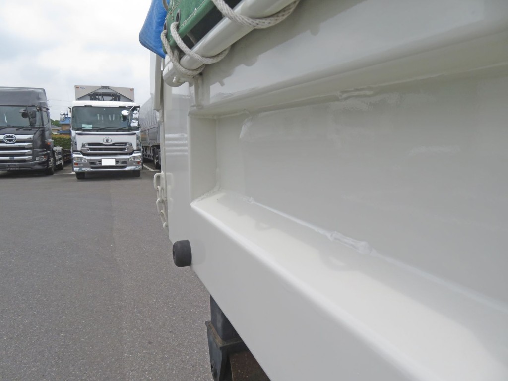 荷台後方あおりに少し膨れがあります。|日野 レンジャー 2KG-FC2ABA(2WD)の写真46