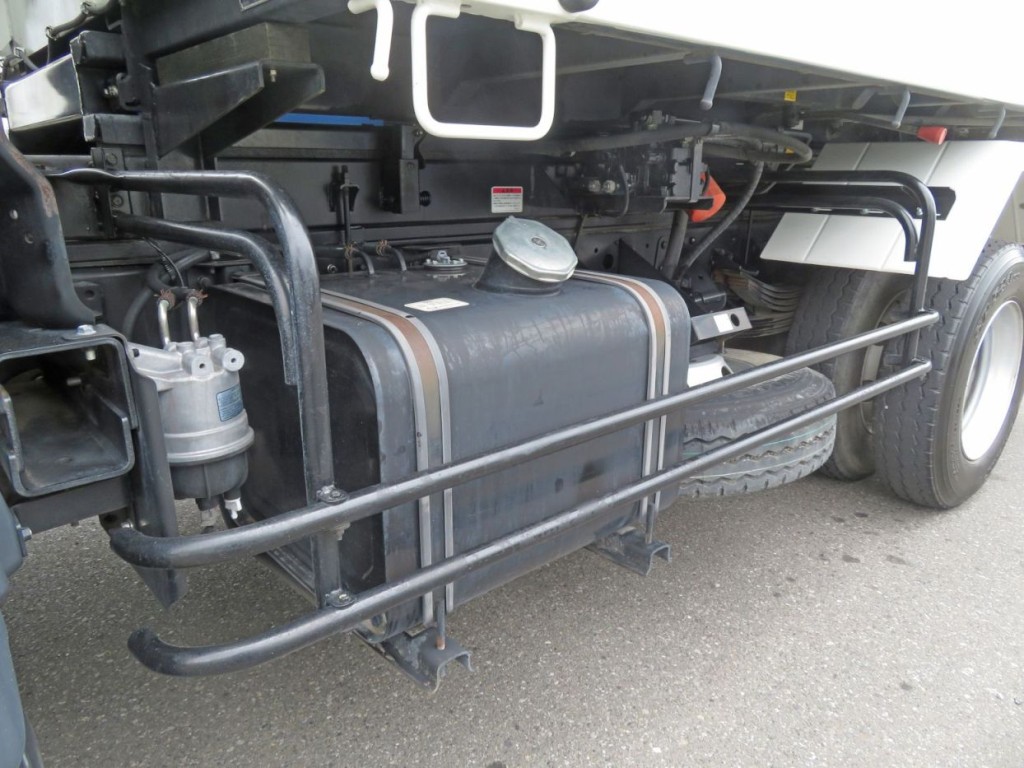 サイドバンパーに細かいキズがあります。(燃料タンクのバンドにサビがあります)|日野 レンジャー 2KG-FC2ABA(2WD)の写真48