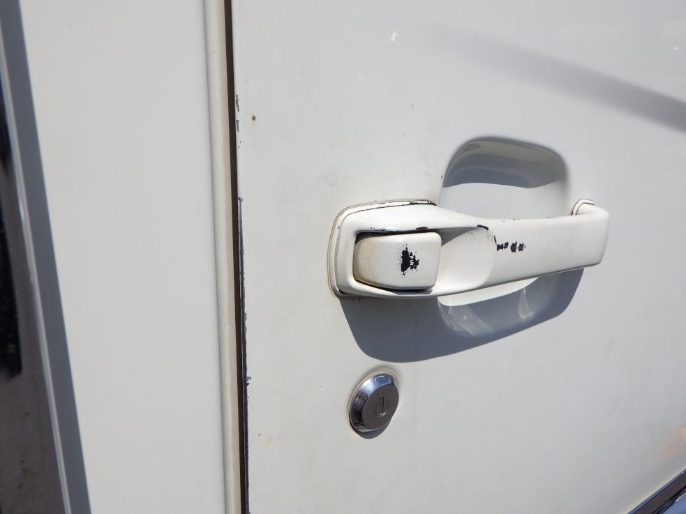 運転席側ドアにキズがあります。|日野 レンジャー LKG-FE7JLAA(2WD)の写真24
