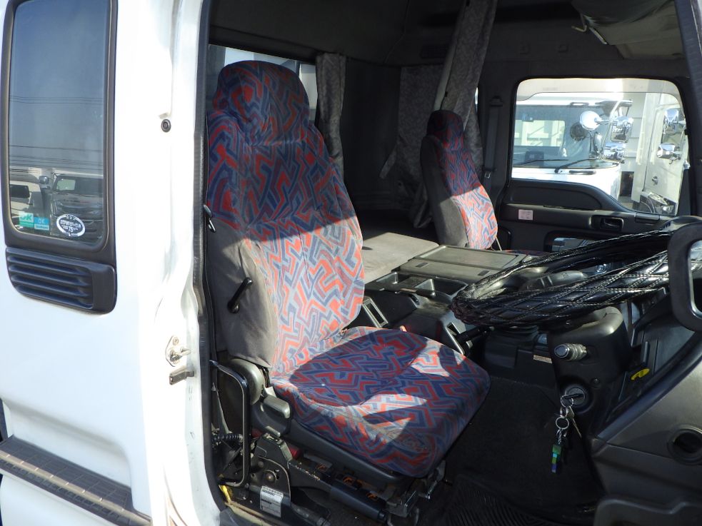 乗車定員は２名です。|いすゞ ギガ PJ-EXD52G6の写真6