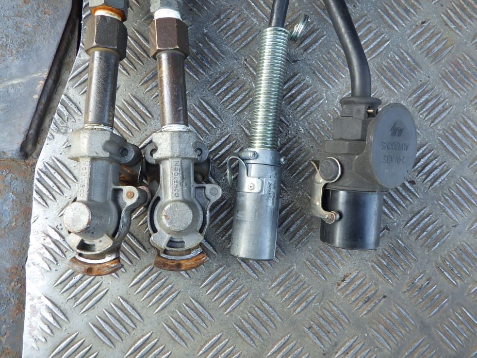 接続コネクターの状態です。|いすゞ ギガ PJ-EXD52G6の写真13