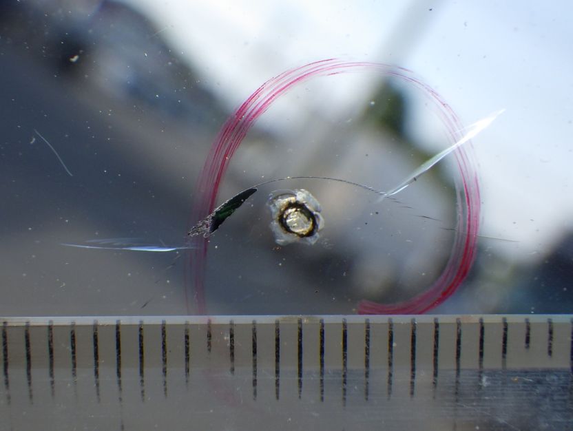 フロントガラスに飛び石キズがあります。|いすゞ ギガ PJ-EXD52G6の写真17