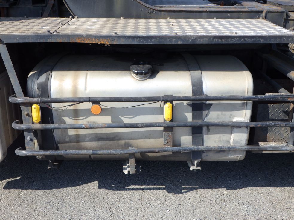 燃料タンクは３５０Lです。|いすゞ ギガ PJ-EXD52G6の写真18