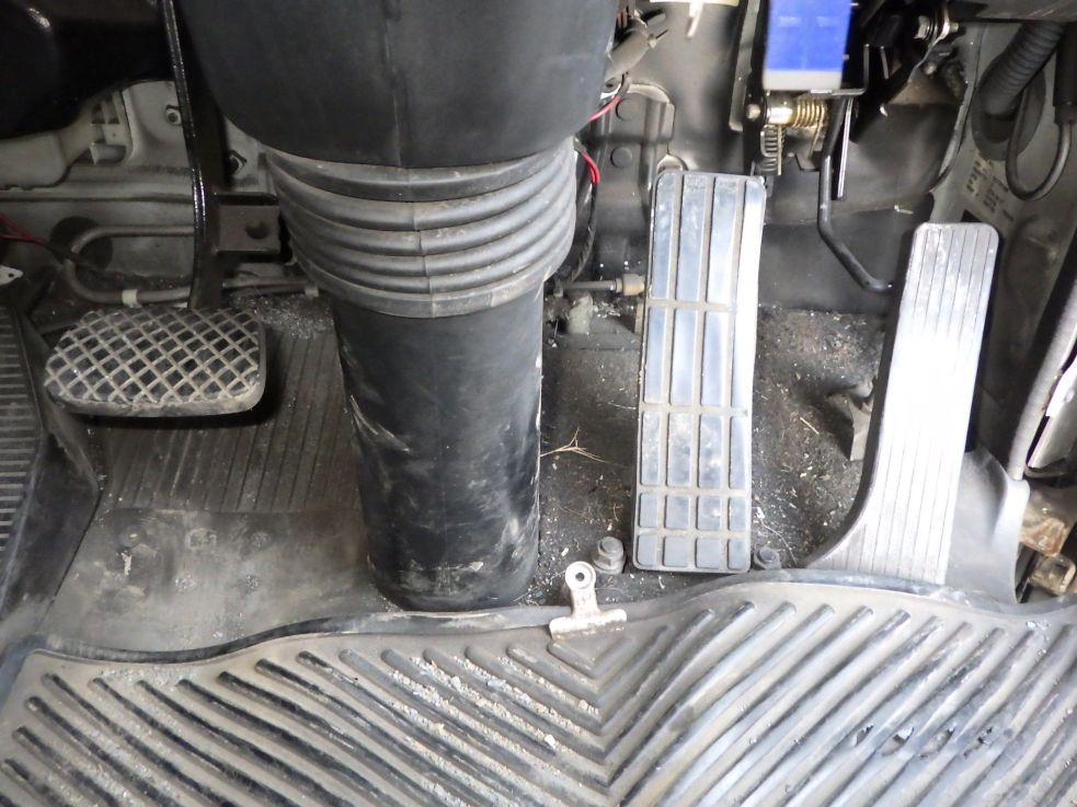 ３ペダルです。|いすゞ ギガ PJ-EXD52G6の写真21