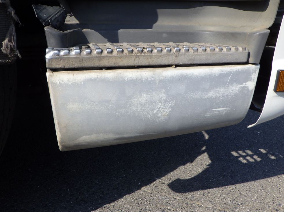 運転席側ステップカバーに塗装跡があります。|いすゞ ギガ PJ-EXD52G6の写真27