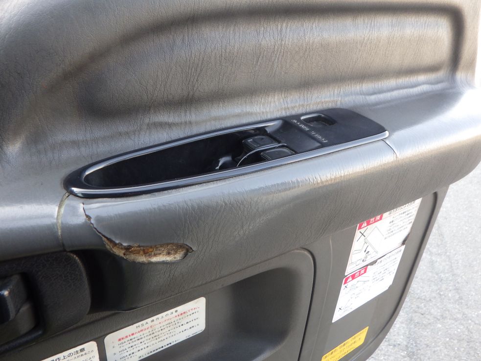 運転席側ドア内側に割れがあります。|いすゞ ギガ PJ-EXD52G6の写真28