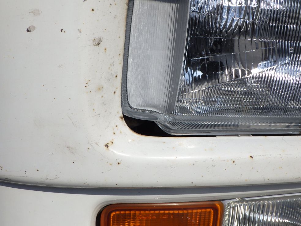 運転席側ヘッドランプベゼルにキズ・サビがあります。|いすゞ ギガ PJ-EXD52G6の写真31