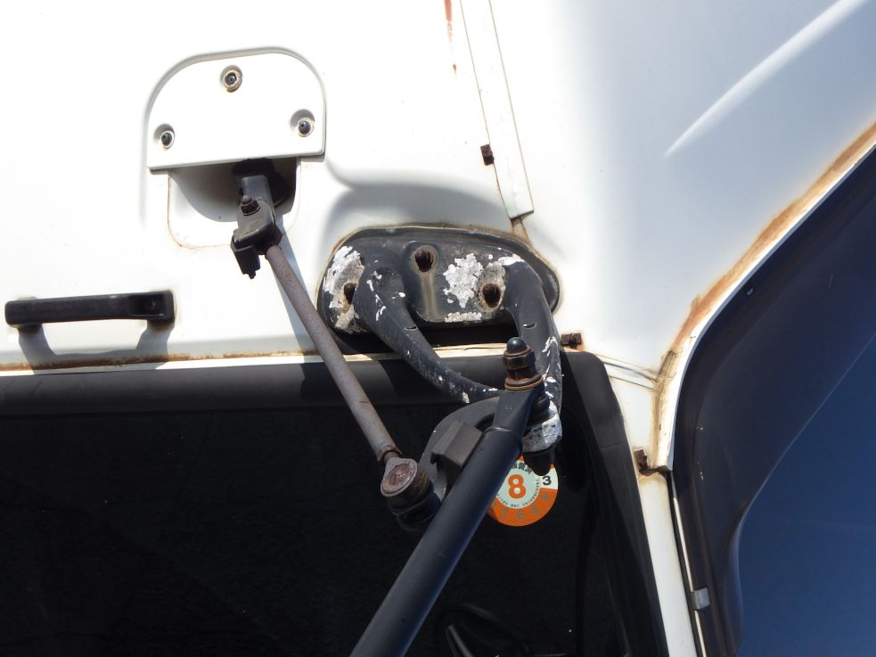 助手席側ミラーステーに塗装の剝がれがあります。（運転席側にもあります）|いすゞ ギガ PJ-EXD52G6の写真34