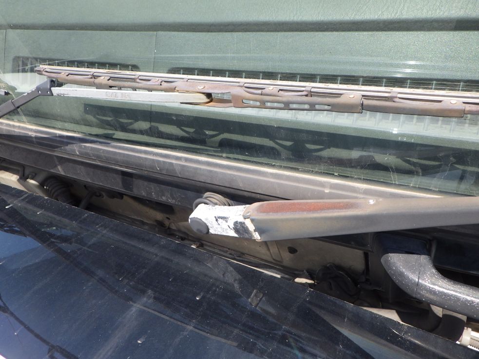 ワイパーブレードに塗装の剝がれ・サビがあります。|いすゞ ギガ PJ-EXD52G6の写真35