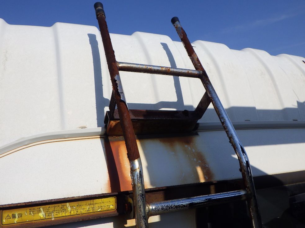 キャブ後方のハシゴにサビがあります。|いすゞ ギガ PJ-EXD52G6の写真36