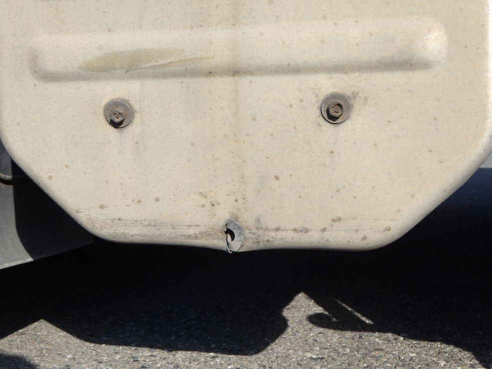 マフラーカバーにキズ・ヘコミがあります。|いすゞ ギガ PJ-EXD52G6の写真38