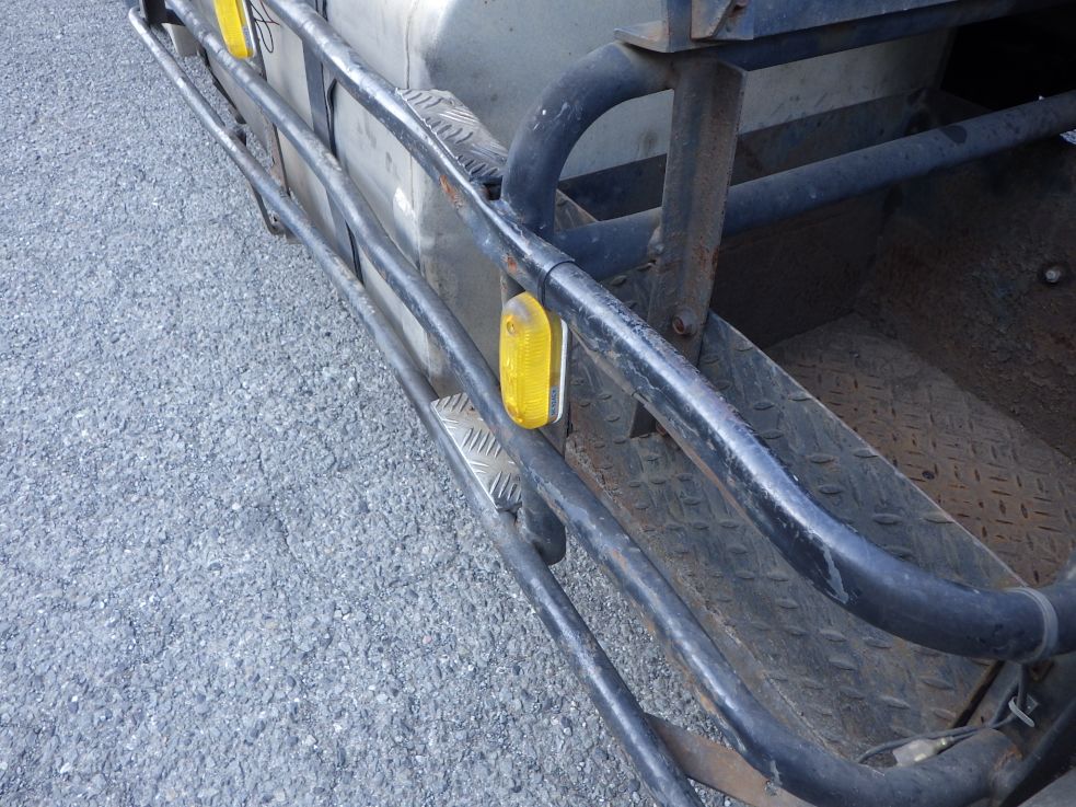 助手席側サイドバンパーにキズ・サビ・曲がりがあります。（運転席側にもあります）|いすゞ ギガ PJ-EXD52G6の写真39