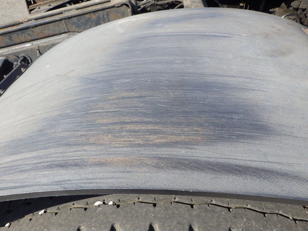 左右のアオリにリヤフェンダーにスレがあります。|いすゞ ギガ PJ-EXD52G6の写真40