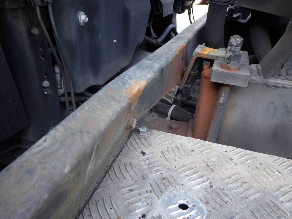 踊り場ブラケットにキズ・サビ・曲がりがあります。|いすゞ ギガ PJ-EXD52G6の写真43