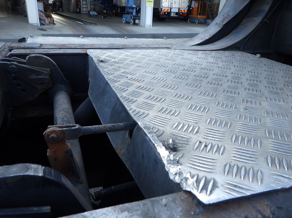 踊り場の一部に曲がりがあります。|いすゞ ギガ PJ-EXD52G6の写真44