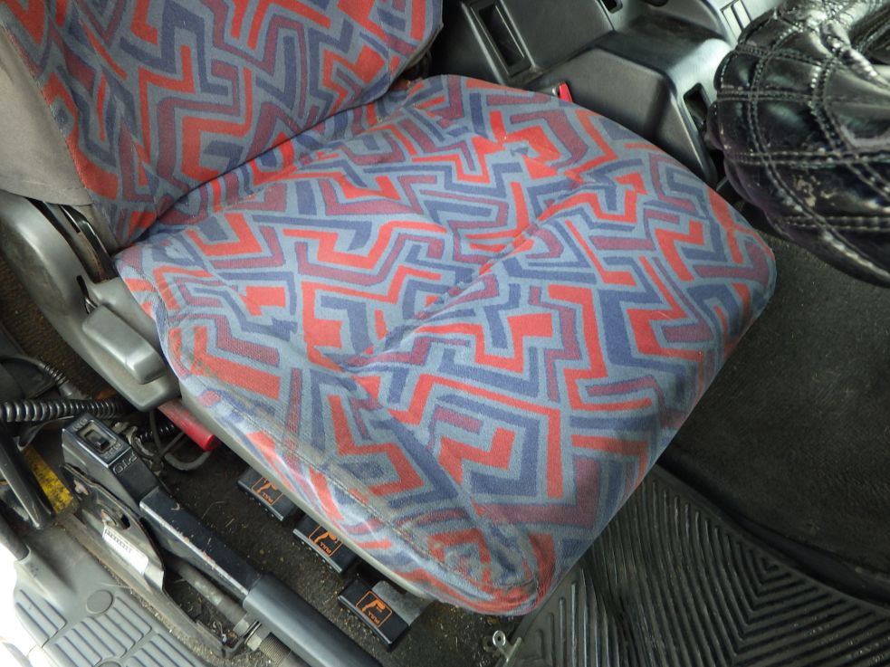 運転席座面にヘタリがあります。|いすゞ ギガ PJ-EXD52G6の写真47