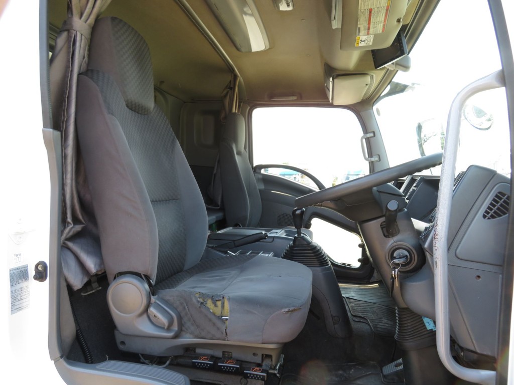 運転席座面にヘタリ・エグレ・たばこ穴があいています。|いすゞ フォワード TKG-FRR90T2(2WD)の写真6