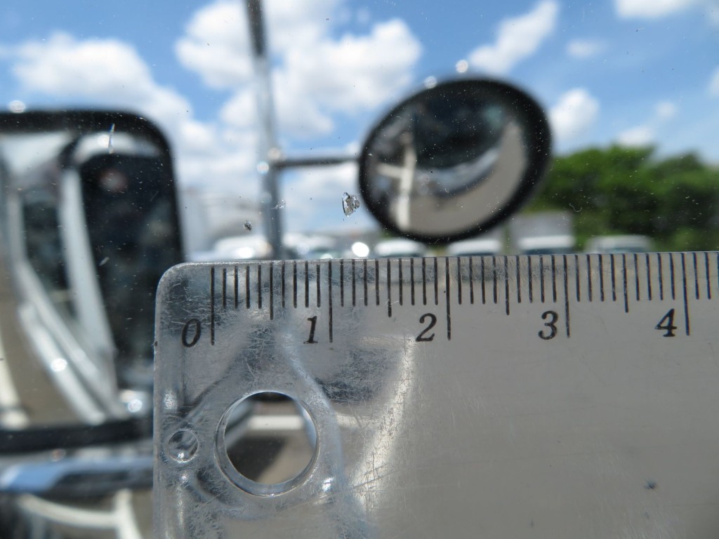 フロントガラス助手席側に小キズがあります。|いすゞ フォワード TKG-FRR90T2(2WD)の写真12