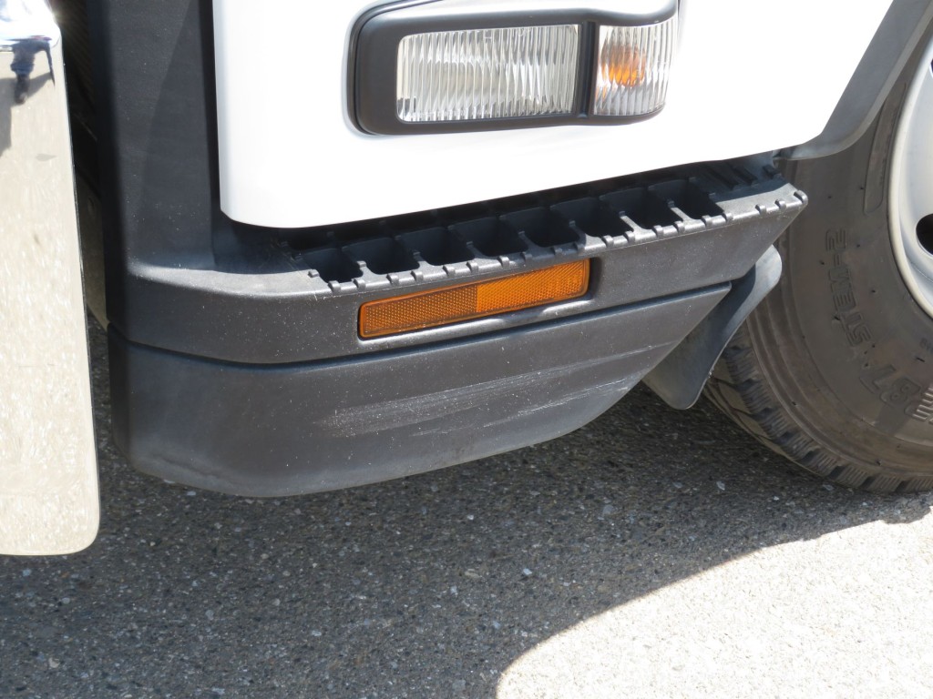 助手席側ステップ下カバーにキズがあります。|いすゞ フォワード TKG-FRR90T2(2WD)の写真15