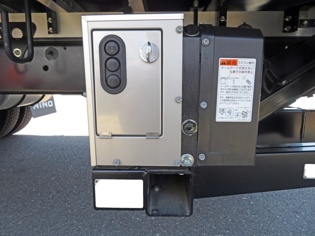 ゲートの操作スイッチです。|日野 レンジャー 2PG-FD2ABG(2WD)の写真11