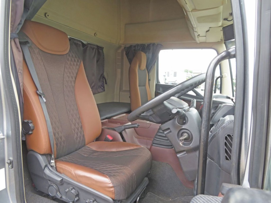 運転席座面にヘタリ・たばこ穴があります。(ハイルーフキャビンです)|日野 レンジャー 2PG-FD2ABA(2WD)の写真6