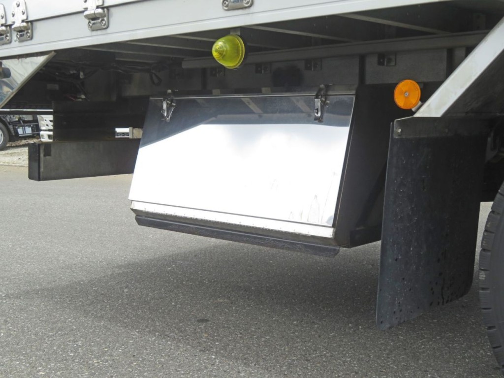 物入れが付いています。(ステンレス製です)|日野 レンジャー 2PG-FD2ABA(2WD)の写真14