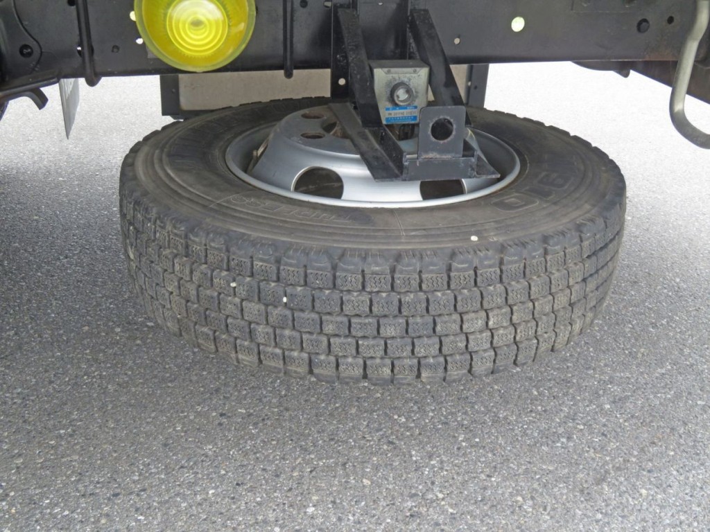 スペアタイヤ付きです。(鉄製のホイールです)|日野 レンジャー 2PG-FD2ABA(2WD)の写真16