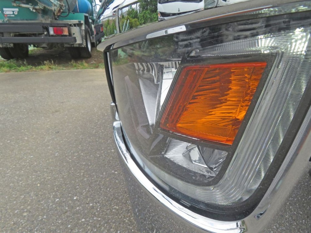 ヘッドライトレンズに細かいキズがあります。(手で触るとザラザラしています)|日野 レンジャー 2PG-FD2ABA(2WD)の写真22