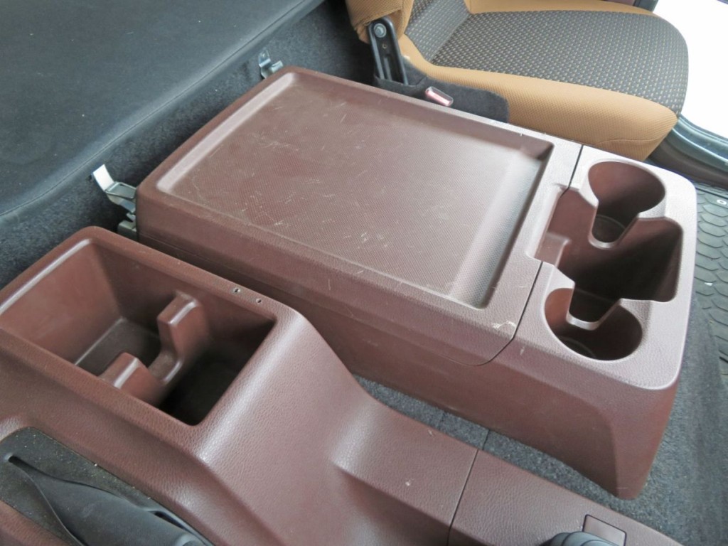センターコンソール周りにスレ・キズ・ドリル穴があります。|日野 レンジャー 2PG-FD2ABA(2WD)の写真27