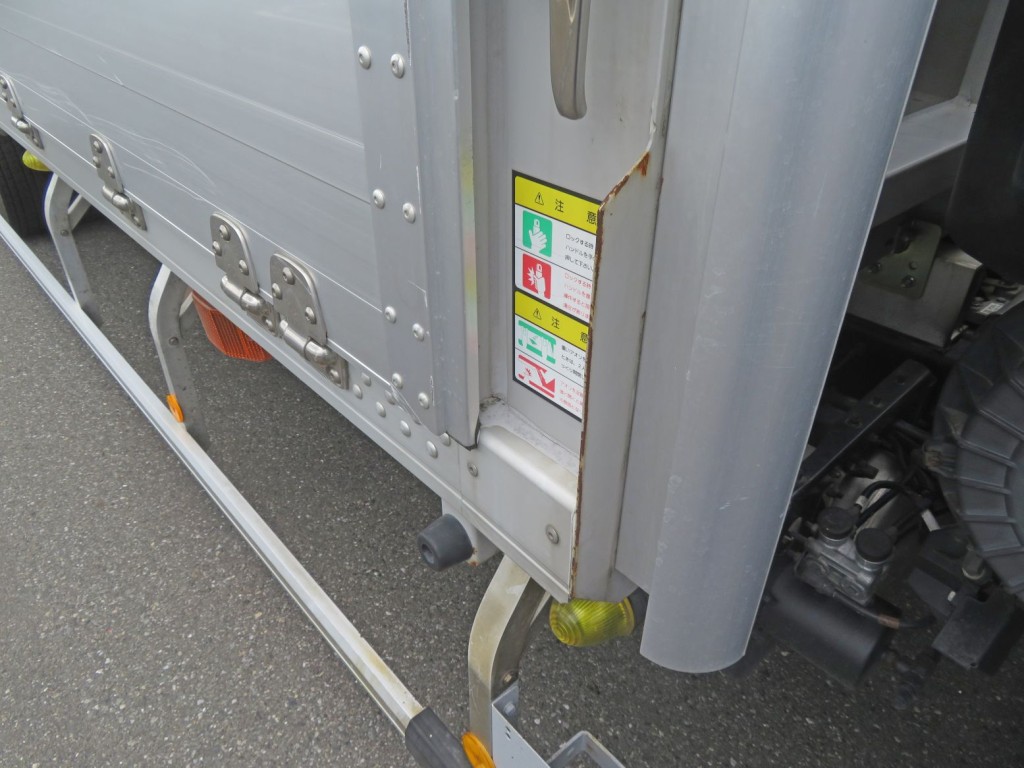 前柱に軽いサビがあります。|日野 レンジャー 2PG-FD2ABA(2WD)の写真34