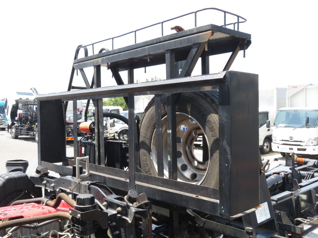 キャブバックステップの前側に物入れがあります。|日野 レンジャー TKG-FD9JGAA(2WD)の写真9