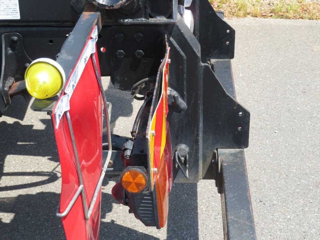 助手席側テールランプステーに曲がりがあります。|日野 レンジャー TKG-FD9JGAA(2WD)の写真17