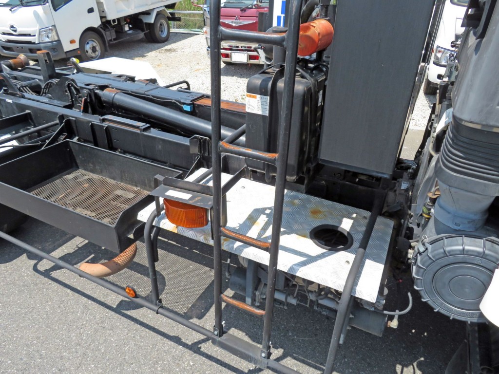ハシゴの足掛け部にサビがあります。|日野 レンジャー TKG-FD9JGAA(2WD)の写真42