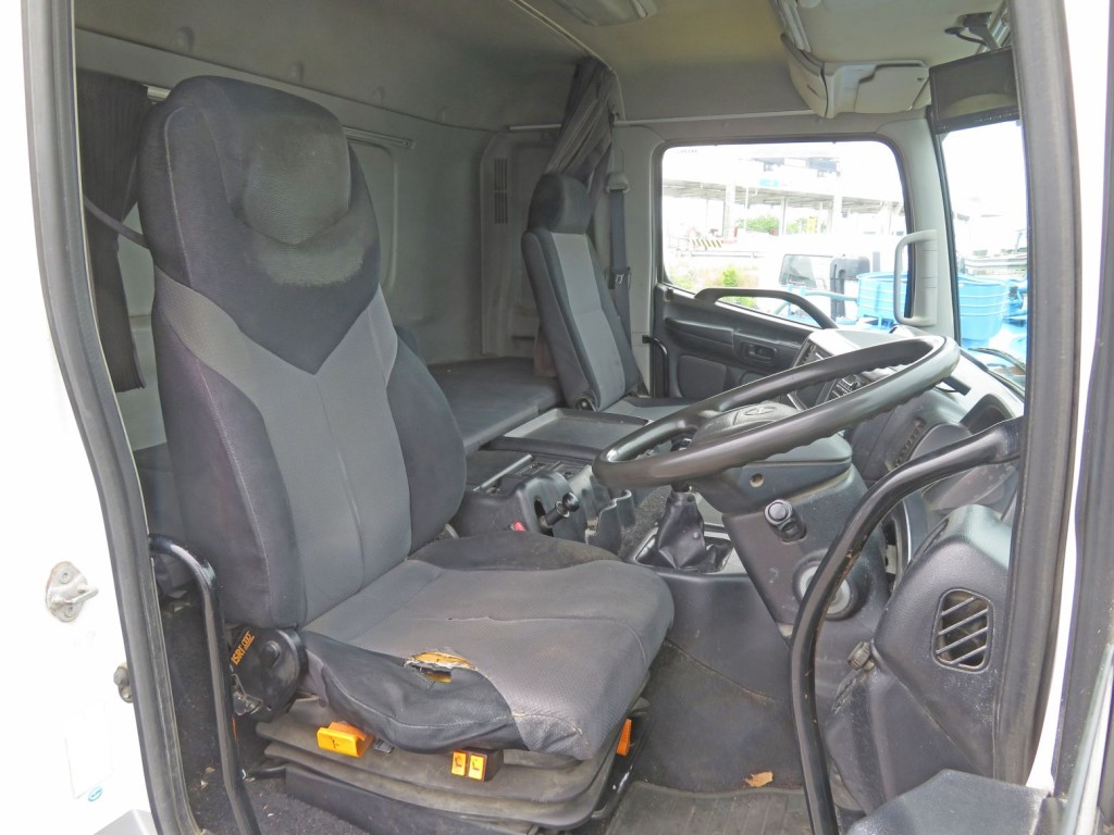 運転席座面にヘタリ・破れ・エグレ・ガタがあります。(背もたれにスレがあります)|日野 プロフィア QKG-FR1EXBGの写真6