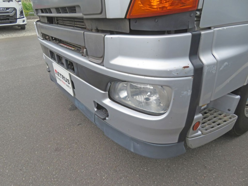 フロントバンパーにキズ・スレ・細かいサビがあります。|日野 プロフィア QKG-FR1EXBGの写真29