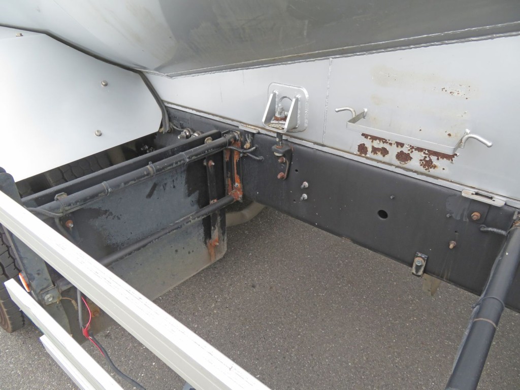 上物台座にサビ箇所があります。|日野 プロフィア QKG-FR1EXBGの写真46