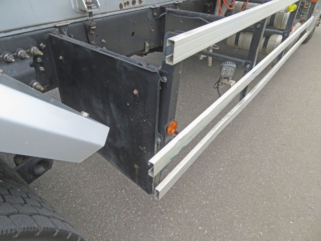 運転席側サイドバンパー後方のコーナー部が欠品しています。|日野 プロフィア QKG-FR1EXBGの写真47