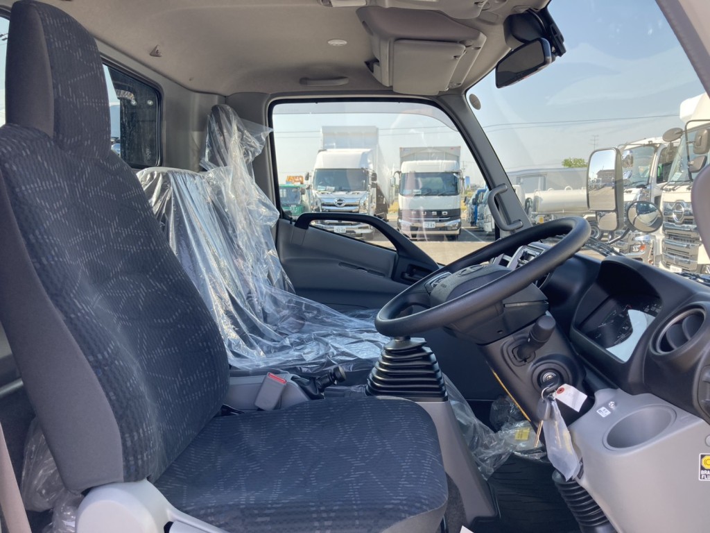 車内です。|日野 デュトロ 2KG-XZU722M(2WD)の写真11