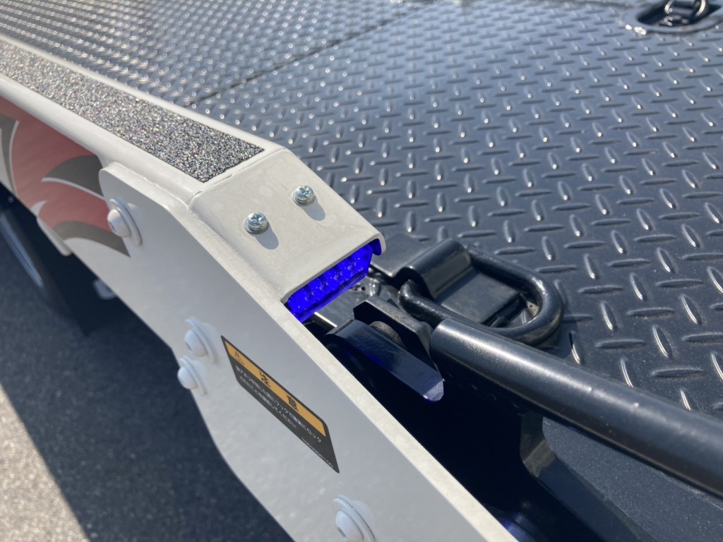 リアゲートストッパー周辺にLEDが付いています。|日野 デュトロ 2KG-XZU722M(2WD)の写真46
