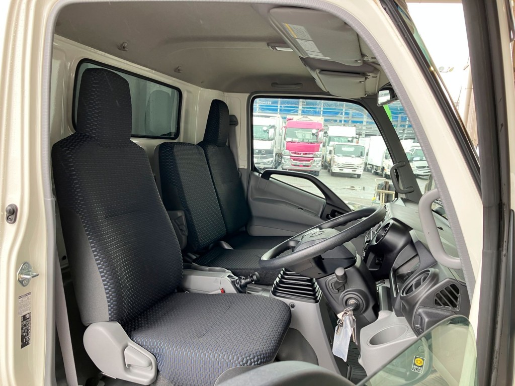 乗車定員は3名です。|日野 デュトロ 2KG-XZU712M(2WD)の写真5