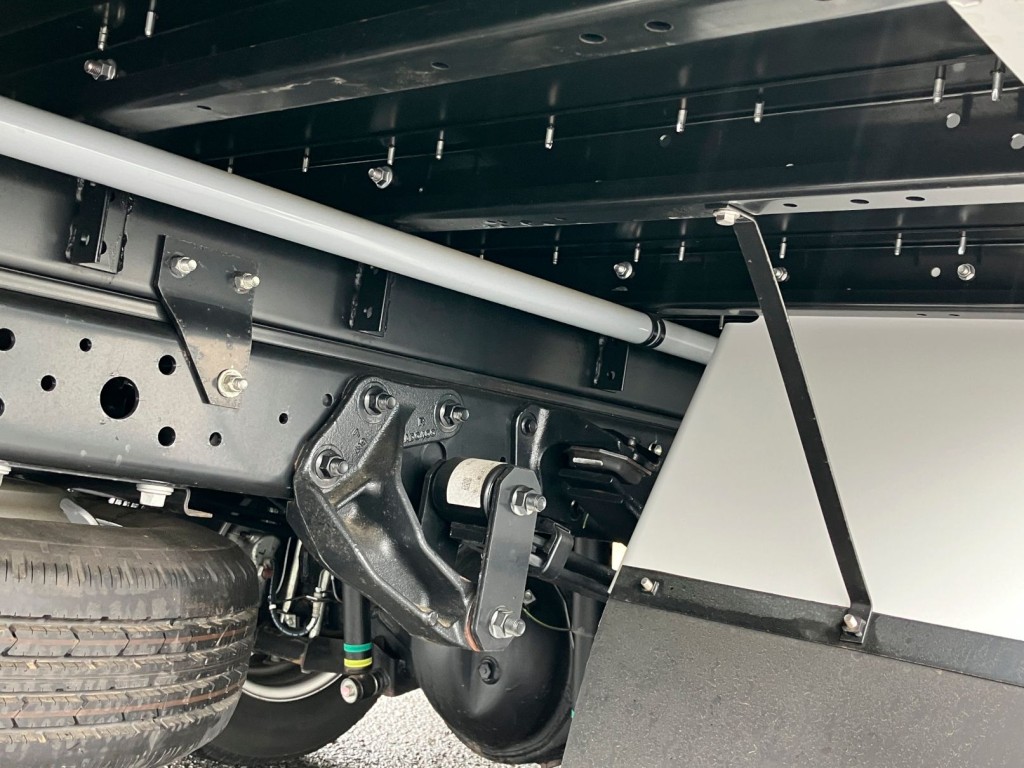 シャシとネタの状態です。ネタは鉄製です|日野 デュトロ 2KG-XZU712M(2WD)の写真6