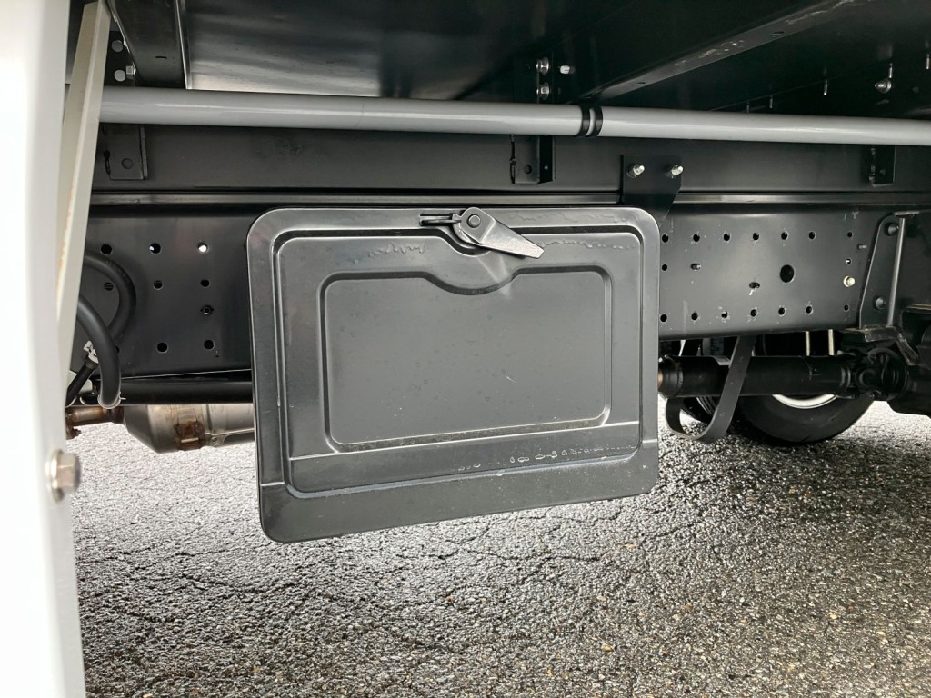 工具箱は鉄製です。|日野 デュトロ 2KG-XZU712M(2WD)の写真16