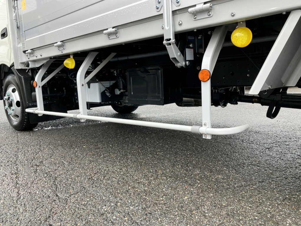 サイドバンパーは鉄製です。|日野 デュトロ 2KG-XZU712M(2WD)の写真17