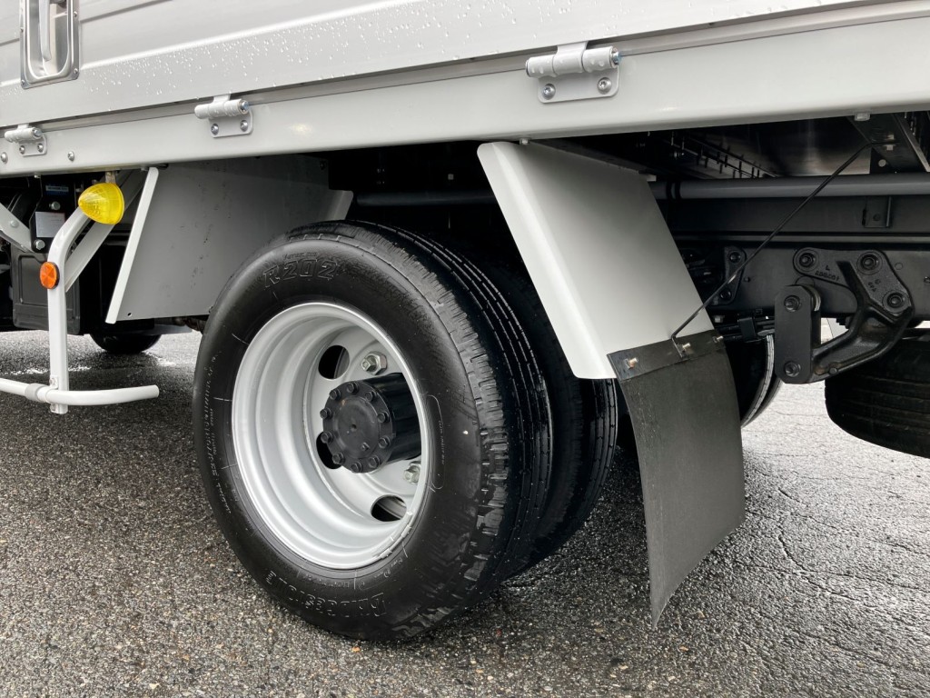 リヤフェンダーは鉄製です。|日野 デュトロ 2KG-XZU712M(2WD)の写真18
