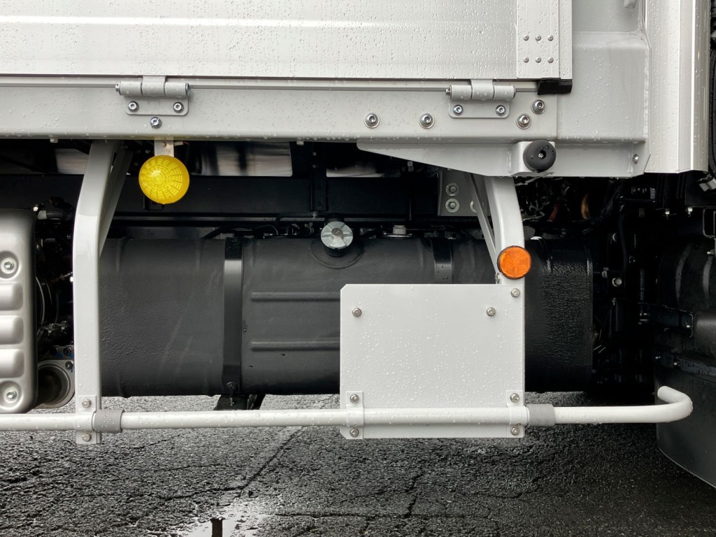 燃料タンクは100L・鉄製です。|日野 デュトロ 2KG-XZU712M(2WD)の写真21